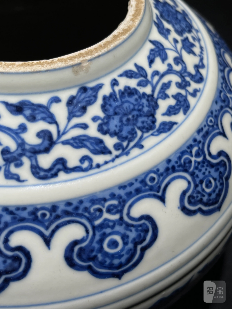 清乾隆 青花缠枝莲纹赏瓶 - 图8